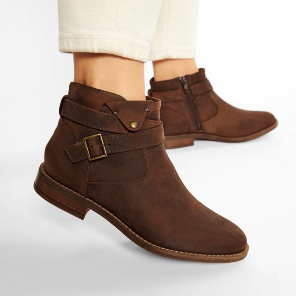 CLARKS women’s 6.5 Wide Ankle Boot Dark Brown Suede Leather